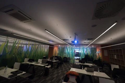 Empty it classroom empty it classroom with program code on projector scree... 스톡 사진
