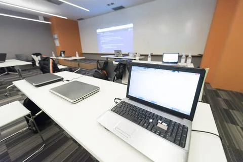 Empty it classroom empty it classroom with program code on projector scree... Stock-Fotos
