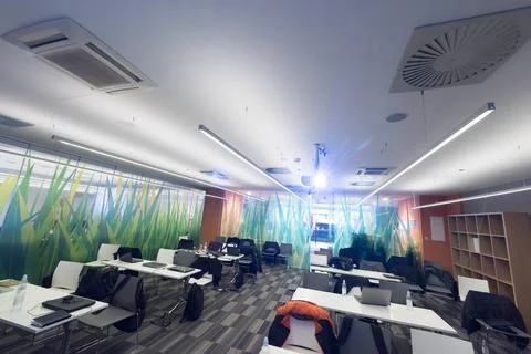 Empty it classroom empty it classroom with program code on projector scree... 스톡 사진