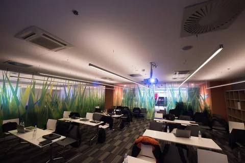 Empty it classroom empty it classroom with program code on projector scree... Stock-Fotos