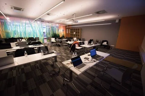 Empty it classroom empty it classroom with program code on projector scree... 库存照片