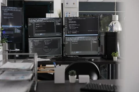 Empty it office with computer screens on desk Stock-Fotos