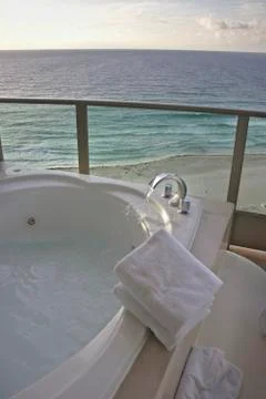 Empty jacuzzi facing a beach with a blue ocean Stock-Fotos