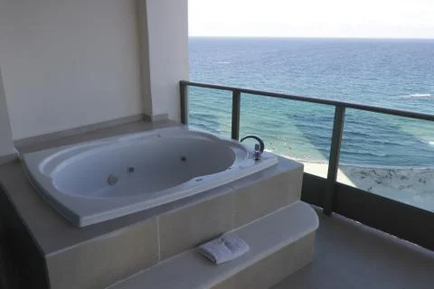 Empty jacuzzi facing a beach with a blue ocean Fotos de archivo