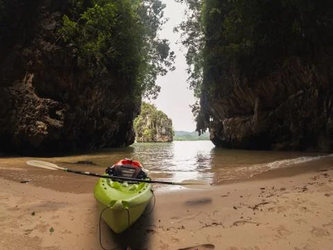 Empty kayak approached in a sandy lagoon among the rocks Stockfoto's