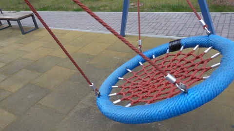 Empty kids rope swing in slow motion Video stock 152964900