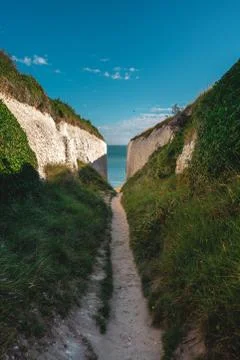 Empty Kingsgate Beach, walking through the chalk stacks clifs at Botany Bay i Foto stock