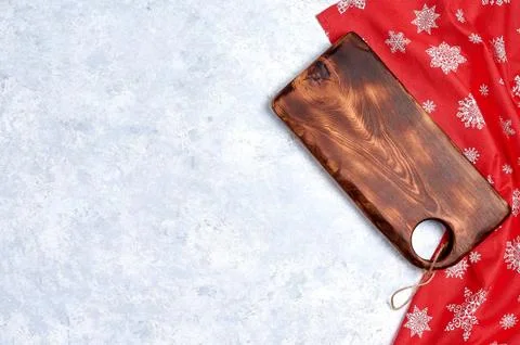 Empty kitchen cutting board with red christmas tablecloth. View from top. Foto stock