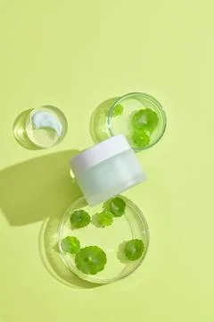 An empty label jar displayed with transparent podium and glass petri dish of  Stock Photos