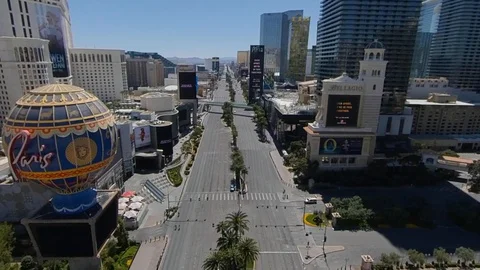 Empty Las Vegas Strip Covid-19 News Aerial 4K Bellagio Paris Casinos Vídeo Stock 127592800