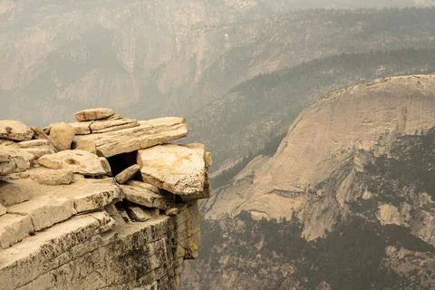 Empty Ledge Looks Over Yosemite Valley From Half Dome On Smoky Day 库存照片