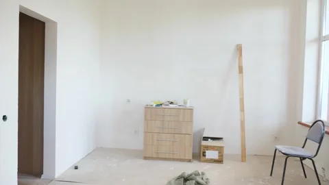 Empty living room after putty work on walls and ceiling in new build house Video stock 323882686