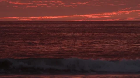 Empty Los Angeles Beach with Breaking Waves Under Red Sunset Clouds Vídeos de archivo 321037688