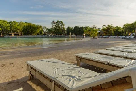 Empty lounge chairs in front of a pool. Stockfoto's