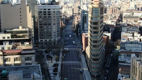 Empty Lower Manhattan Avenue and Curved High-Rise During COVID-19 Видео 127057829