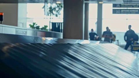 Empty luggage carousel conveyor in crowded Domodedovo airport Vídeo Stock 157942738
