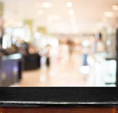 Empty marble table and blur store in background. product display template Foto stock
