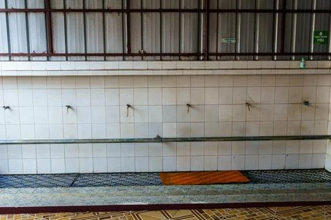Empty Men Wudu Ablution Area Faucets At Mosque In Indonesia 스톡 사진