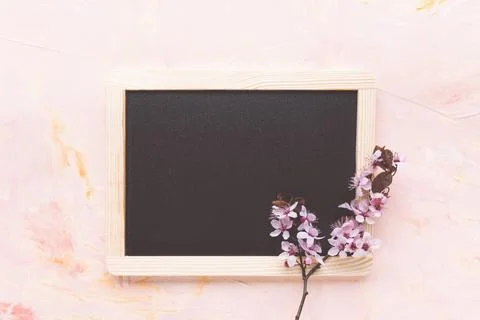 Empty message black board and fresh spring flowers Foto stock