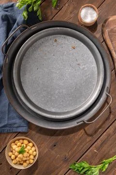 Empty metal plate on a brown rustic background. Top view. Foto stock