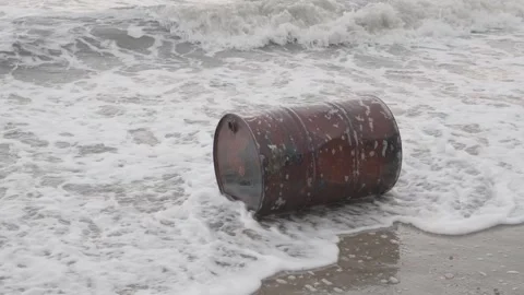 Empty metal rusty barrel in waves of sea on coast 스톡 동영상 308732033