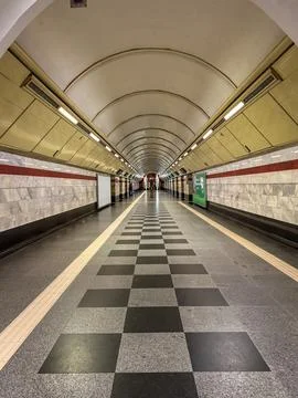 Empty metro corridor with vaulted ceiling, Kyiv subway 스톡 사진