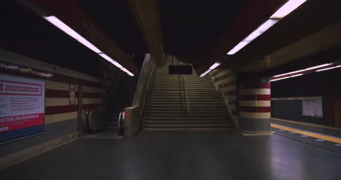 Empty metro station in Rome during the lockdown for coronavirus, Italy 库存影片 134473110