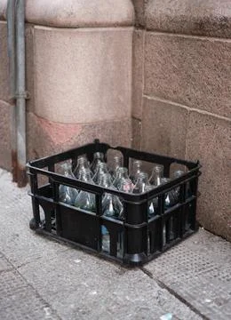 Empty Milk Bottles In Crate On Doorstep Foto stock