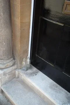 Empty milk bottles at the door. Foto stock
