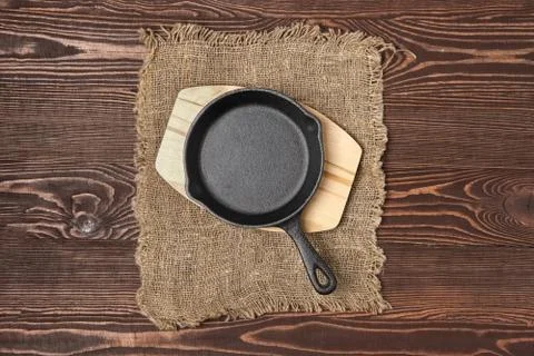 Empty mini cast-iron skillets on wooden table, view from above Foto stock