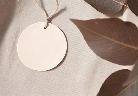 Empty mockup of circle tag label for brand organic shop, minimal eco friend.. 库存照片