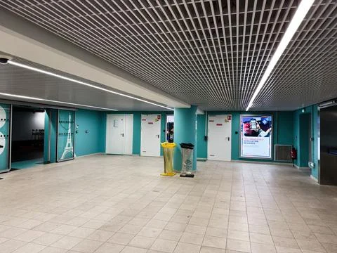 Empty modern metro station corridor in Paris, France with turquoise walls t.. Foto stock