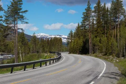 Empty mountain road Stock-Fotos