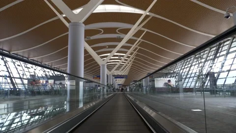 Empty moving sidewalk due to coronavirus at the Hong Kong airport 動画素材 182529077