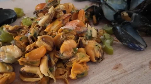 Empty mussel shell and cooked mussel meat Vidéo 345492155