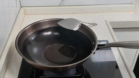 Empty Non Stick Frying Pan On Kitchen Stove Top View Vídeos de archivo 343294069
