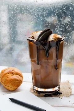 Empty notebook and pencil in front of window on a rainy day Foto stock