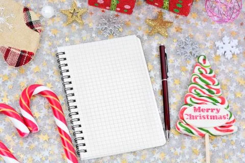 Empty notebook with christmas ornament on table Foto stock