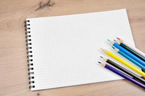 Empty notebook with colorful pencils on table Foto stock