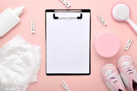 An empty notebook on a pink background with children's accessories for body c Foto stock