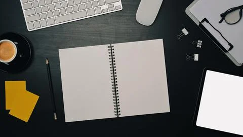 Empty notebook, sticky notes and digital tablet on black table. Foto stock