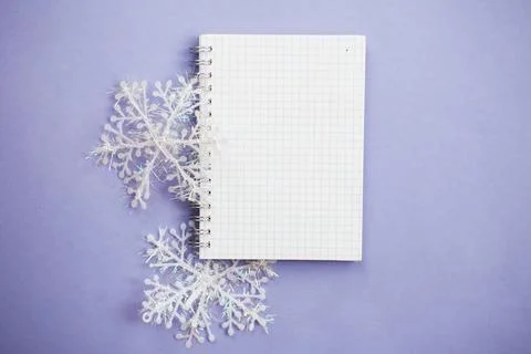 Empty notebook for writing wish list with snowflake on a purple background Foto stock
