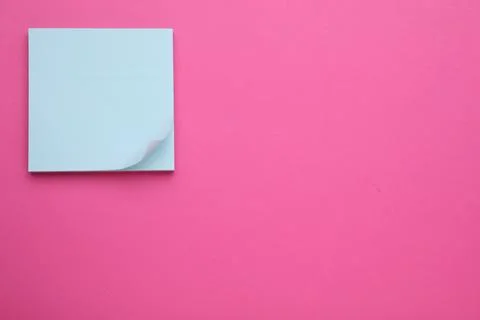 Empty notes on pink background, top view. Space for text 库存照片