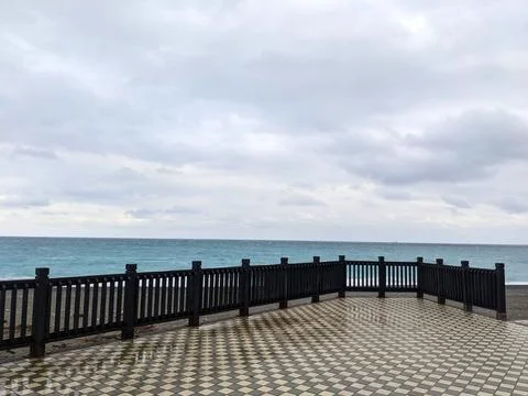 An empty observation deck with railings and square tile floor facing Qixingtan Stock Photos