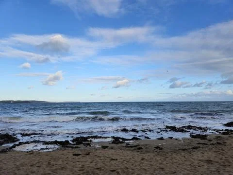 Empty Ocean Beach With Stormy Waves Background 스톡 사진