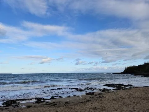 Empty Ocean Beach With Stormy Waves Background 스톡 사진