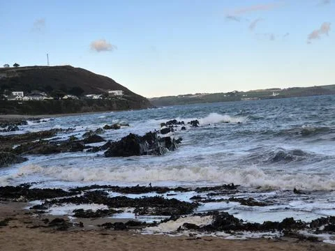 Empty Ocean Beach With Stormy Waves Background 스톡 사진