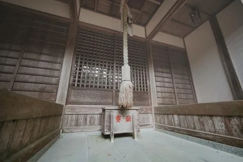 Empty Offering Box and Bell Inside a Shinto Shrine Hall Stockfoto's