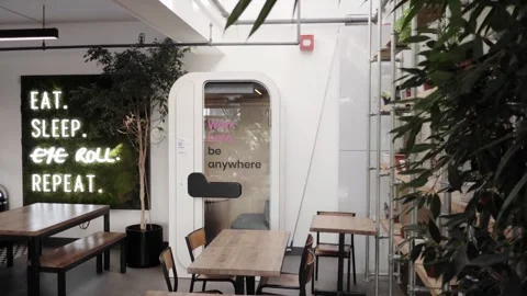 Empty office chairs in trendy millennial office cafe coworking space Vídeos de archivo 334027182