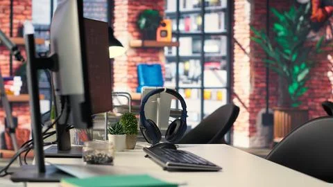 Empty office desk with computer screen showing terminal windows Stockfoto's